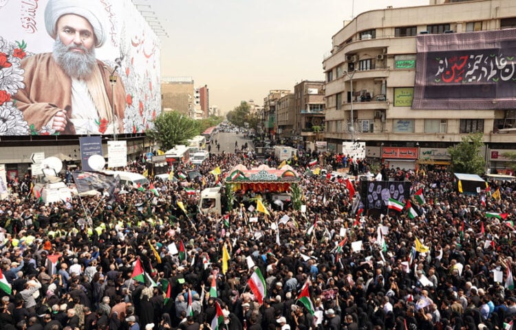 Κόσμος γύρω από τα φέρετρα του Ισμαήλ Χανίγια και του σωματοφύλακά του, στην Τεχεράνη (φωτ.: EPA / Abedin Taherkenareh)