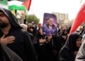 Γυναίκα κρατά φωτογραφία του πολιτικού ηγέτη της Χαμάς Ισμαήλ Χανίγια, στη διάρκεια της κηδείας του στην Τεχεράνη (φωτ.:  EPA/Abedin Taherkenareh)