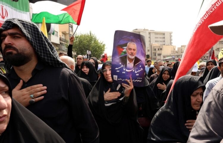 Γυναίκα κρατά φωτογραφία του πολιτικού ηγέτη της Χαμάς Ισμαήλ Χανίγια, στη διάρκεια της κηδείας του στην Τεχεράνη (φωτ.:  EPA/Abedin Taherkenareh)