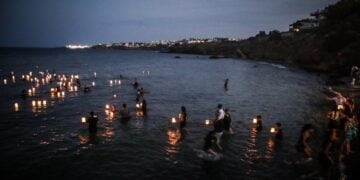 Συγγενείς των θυμάτων στη διάρκεια των δρώμενων για τη συμπλήρωση έξι χρόνων από την τραγική πυρκαγιά που κόστισε τη ζωή σε 104 ανθρώπους (φωτ.: EUROKINISSI/Θανάσης Δημόπουλος)