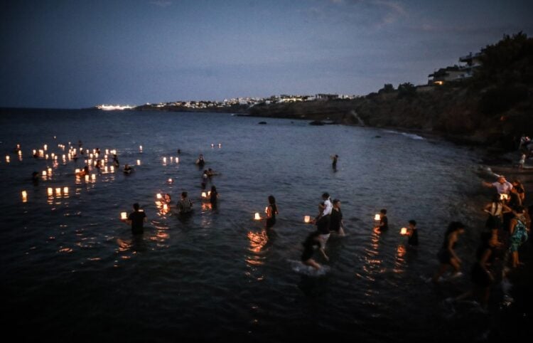 Συγγενείς των θυμάτων στη διάρκεια των δρώμενων για τη συμπλήρωση έξι χρόνων από την τραγική πυρκαγιά που κόστισε τη ζωή σε 104 ανθρώπους (φωτ.: EUROKINISSI/Θανάσης Δημόπουλος)