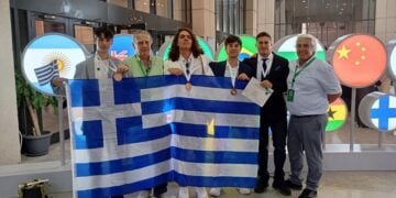 Οι τέσσερις Έλληνες μαθητές με τη γαλανόλευκη σκορπίζουν περηφάνια για τις διεθνείς επιδόσεις τους (φωτ.: facebook/Λέμη Λάσκαρη)