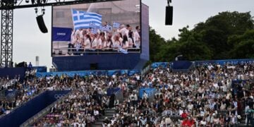 Η ελληνική αποστολή στη διάρκεια της τελετής έναρξης των Ολυμπιακών Αγώνων στο Παρίσι (φωτ.: EUROKINISSI/Αντώνης Νικολόπουλος)