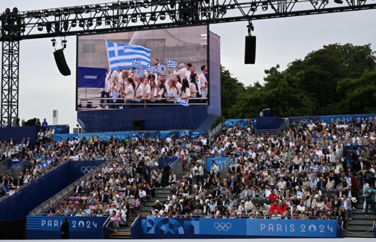 Η ελληνική αποστολή στη διάρκεια της τελετής έναρξης των Ολυμπιακών Αγώνων στο Παρίσι (φωτ.: EUROKINISSI/Αντώνης Νικολόπουλος)