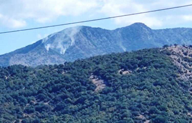 Η φωτιά στο όρος Όρβηλος στις 11 Αυγούστου, όπως φαίνεται από το Άγκιστρο (φωτ.: Facebook / Tatsios Giorgos)