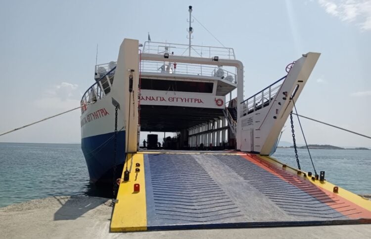 Λιμενικοί ελέγχουν το φορτηγό στο βάθος του επιβατηγού οχηματαγωγού πλοίου στο λιμάνι της Ουρανούπολης (φωτ.: pontosnews.gr)