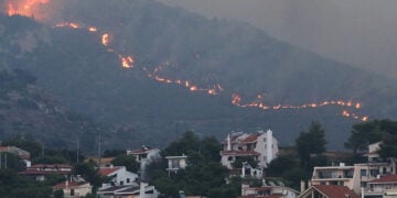 Το μέτωπο της φωτιάς πάνω από την Πεντέλη  (φωτ.: ΑΠΕ-ΜΠΕ / Γιώργος Βιτσαράς)