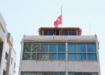 Μεσίστια η σημαία στην πρεσβεία της Τουρκίας στο Τελ Αβίβ (πηγή: X / Middle East Observer)