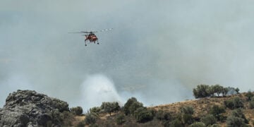 Δεκατρία εναέρια μέσα πάλεψαν με τη φωτιά μέχρι τη δύση του ήλιου (φωτ.: EUROKINISSI)