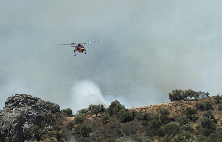 Δεκατρία εναέρια μέσα πάλεψαν με τη φωτιά μέχρι τη δύση του ήλιου (φωτ.: EUROKINISSI)