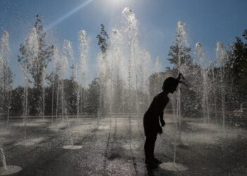 Παιδιά παίζουν σε σιντριβάνι στο Κέντρο Πολιτισμού «Ίδρυμα Σταύρος Νιάρχος» κατά τη διάρκεια του καύσωνα στην Αθήνα, στις 17 Ιουλίου 2024 (φωτ.: ΑΠΕ-ΜΠΕ/Γιώργος Βιτσαράς)