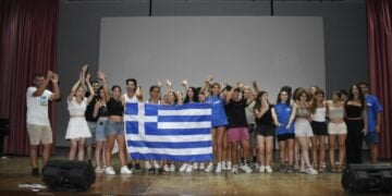 Οι νεαροί ομογενείς με την ελληνική σημαία σε μια από τις δραστηριότητές τους (φωτ.: facebook/Panagiotis Tsialas)