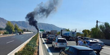 Ο καπνός στο βάθος είναι μετά την ανατροπή του βυτιοφόρου στο ύψος της Κινέτας (φωτ.: Facebook / Άγιοι Θεόδωροι / Agioi Theodoroi)