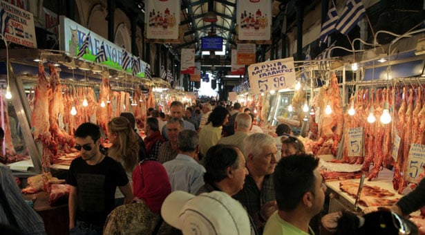 Το ΣΔΟΕ ψάχνει τις μυστηριώδεις γυναίκες που μοίρασαν ευρώ στη Βαρβάκειο