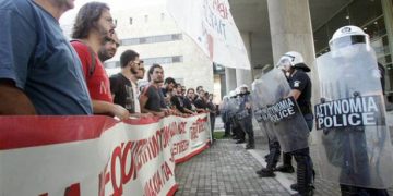 Υποδέχονται με μπουνιές τους γερμανούς αντιπροσώπους(video)