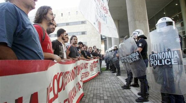 Υποδέχονται με μπουνιές τους γερμανούς αντιπροσώπους(video)