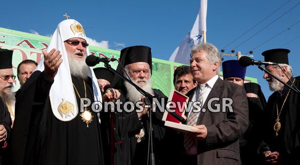 Με πυρρίχιο υποδέχθηκαν τον Κύριλλο στην Παναγία Σουμελά Αχαρνών