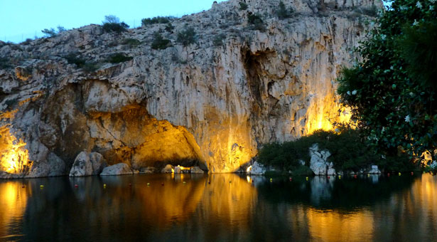 Βουτιά στα μυστήρια της στοιχειωμένης λίμνης Βουλιαγμένης