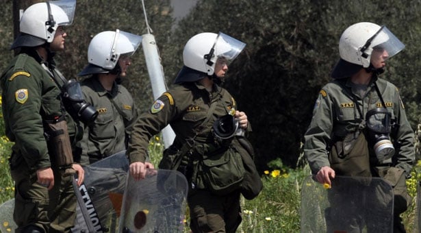 Αστυνομικοί εναντίον ΜΑΤ έξω από το Μαξίμου