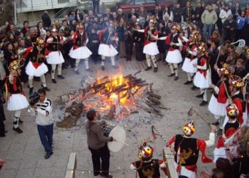 31 Δεκ 2012: Αναβίωση των Μωμόγερων στα Αλωνάκια Κοζάνης