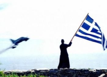 Ο μοναχός που με τη σημαία του ευλογεί τους Ικάρους!