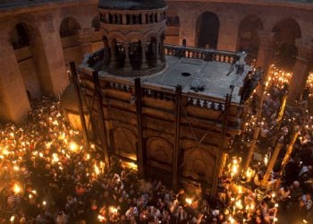 Θαύμα ή τέχνασμα η Aφή του Αγίου Φωτός