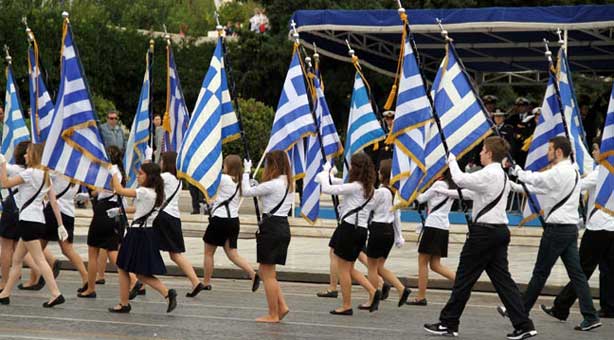 Σημαιοφόρος παρήλασε χωρίς παπούτσια