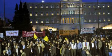 Σε εξέλιξη οι συγκεντρώσεις στο Σύνταγμα