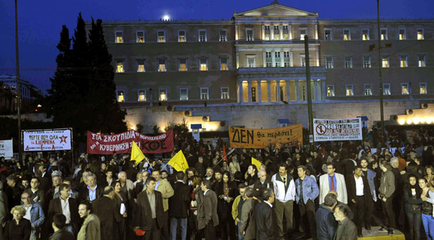 Σε εξέλιξη οι συγκεντρώσεις στο Σύνταγμα