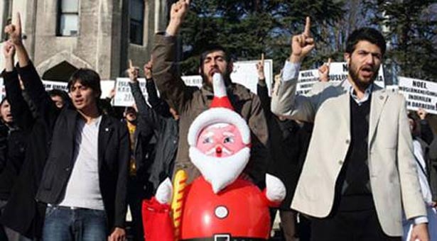 Toυρκία: Διαδήλωσαν εναντίον του Αϊ Βασίλη