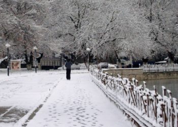 Απίθανο βίντεο: Χιόνι εναντίον ανθρώπου