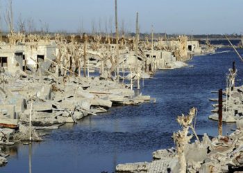 Βυθισμένο χωριό αναδύθηκε από τη θάλασσα