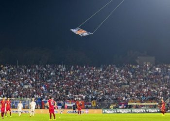 Χαμός με εθνικιστικές κορώνες στον αγώνα Σερβίας-Αλβανίας στο Βελιγράδι (βίντεο-φωτο)