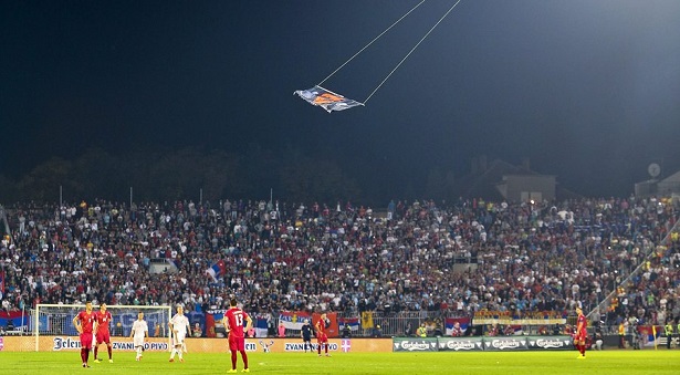 Χαμός με εθνικιστικές κορώνες στον αγώνα Σερβίας-Αλβανίας στο Βελιγράδι (βίντεο-φωτο)