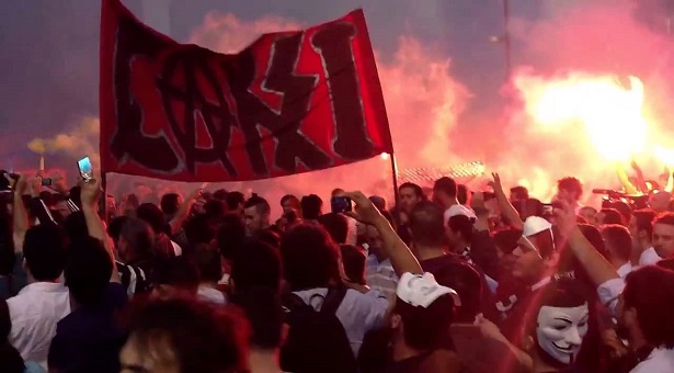 35 οπαδοί της Μπεσίκτας αντιμετωπίζουν ισόβια για απόπειρα πραξικοπήματος