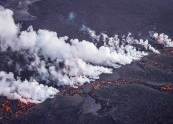 Το ισλανδικό ηφαίστειο που βρυχάται δίνει εντυπωσιακά πλάνα! (βίντεο)