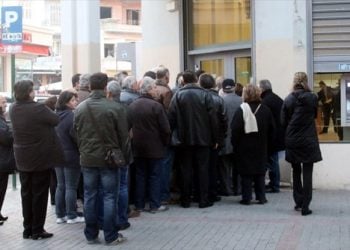 Ατέλειωτες ουρές στις τράπεζες για συντάξεις και ΕΝΦΙΑ