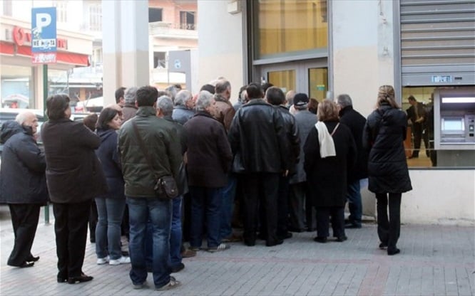 Ατέλειωτες ουρές στις τράπεζες για συντάξεις και ΕΝΦΙΑ