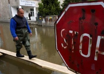 Ανεβαίνει επικίνδυνα στη Βουλγαρία η στάθμη του ποταμού Βάρμπιτσα