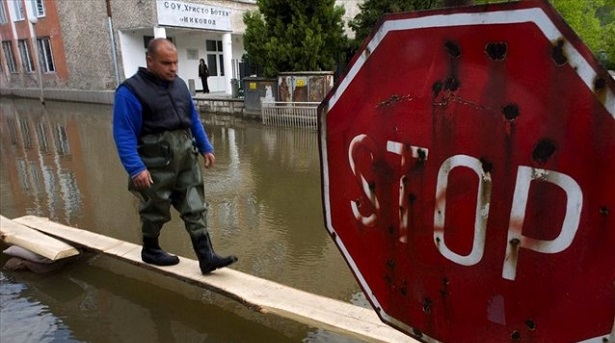 Ανεβαίνει επικίνδυνα στη Βουλγαρία η στάθμη του ποταμού Βάρμπιτσα