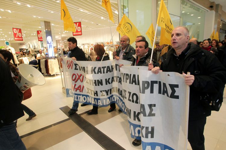 Τα ανοιχτά καταστήματα, οι εκπτώσεις και οι αντιδράσεις