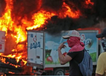 Δικαιοσύνη, με εμπρησμούς, ζητούν διαδηλωτές στο Μεξικό