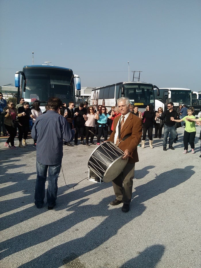 Ασυγκράτητοι Πόντιοι χορεύουν και στο δρόμο!