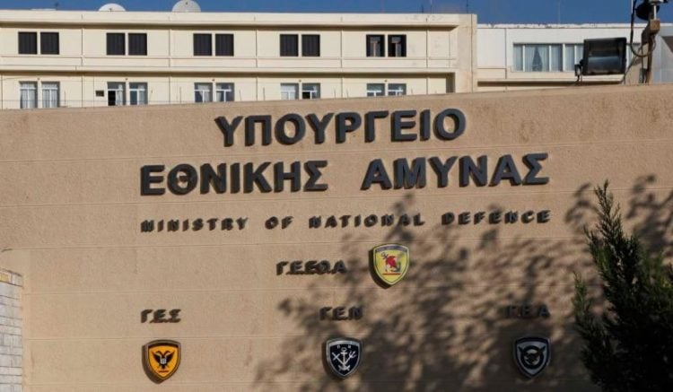 Ο ναύαρχος έφαγε πόρτα, ο υπαξιωματικός πήρε τιμητική άδεια