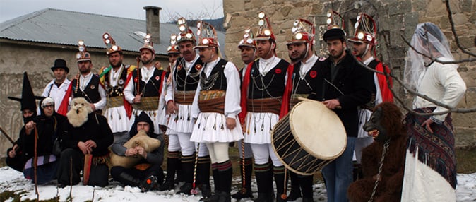 Οι Μωμό'εροι κόβουν βασιλόπιτα στην Καλλιθέα - Cover Image