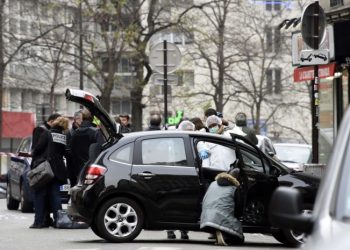 Παραδόθηκε ο ένας δράστης του μακελειού στο Charlie Hebdo