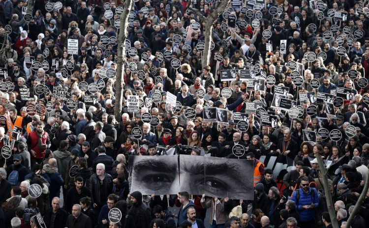 Χιλιάδες Αρμένιοι και Τούρκοι διαδήλωσαν στη μνήμη του Χραντ Ντινκ