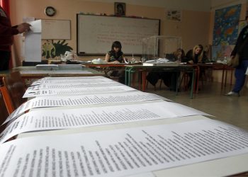 Εικόνα από εκλογικό κέντρο (φωτ. αρχείου: ΑΠΕ-ΜΠΕ / Παντελής Σαΐτας)