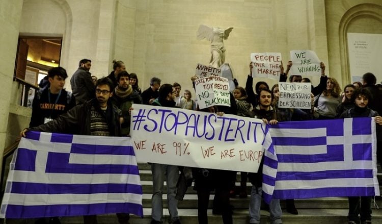 Πανό υπέρ της Ελλάδας στο Λούβρο, μπροστά από τη Νίκη της Σαμοθράκης (φωτο)