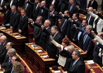 Ορκίστηκαν τα νέα μέλη της κυβέρνησης – Ποιοι επέλεξαν θρησκευτικό όρκο (βίντεο)